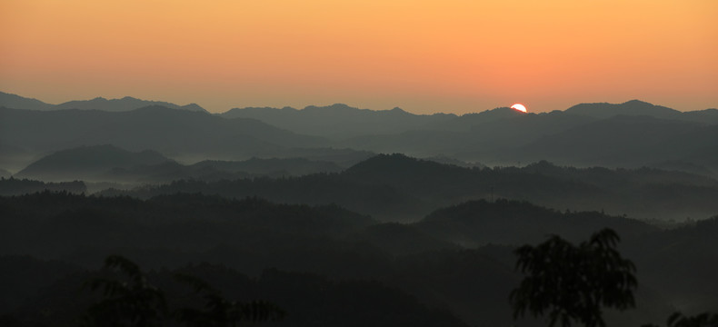 信丰金盆山林场高山日出