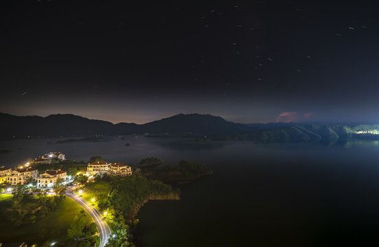 湖景别墅区夜晚景色