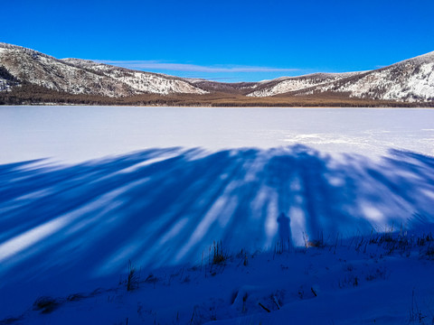 冰雪覆盖湖面