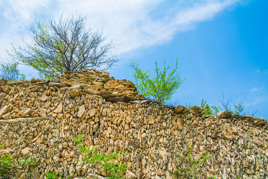 乱石砌成的明代古城寨
