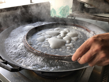 桂林簸箕米粉制作起锅
