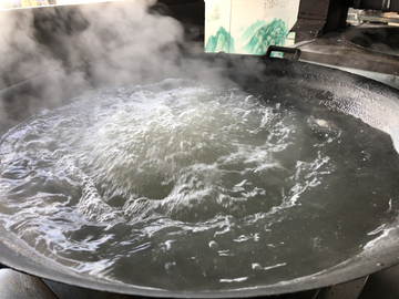 滚烫的水桂林米粉制作