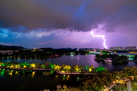 西湖雷雨天气