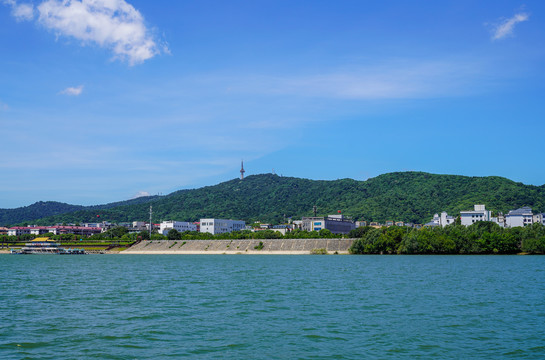 长沙湘江岸边的城市风光