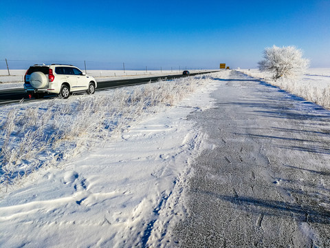 冬季积雪公路越野车