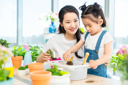 快乐的母女俩在家种植盆栽