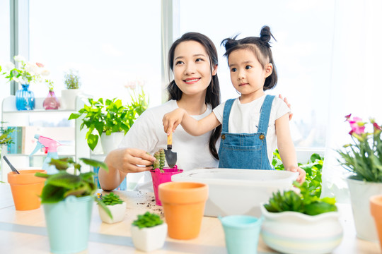 快乐的母女俩在家种植盆栽