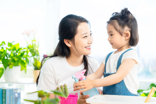 快乐的母女俩在家种植盆栽