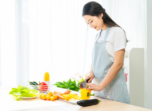 年轻女子在厨房做饭