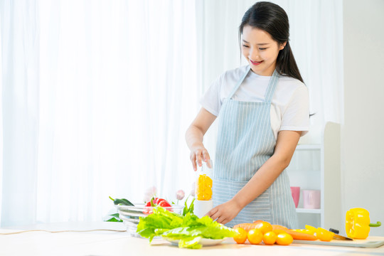 快乐年轻女士在家榨果汁