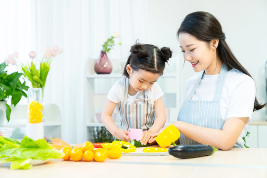 妈妈和女儿一起做饭