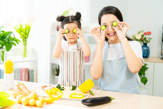 妈妈和女儿一起做饭