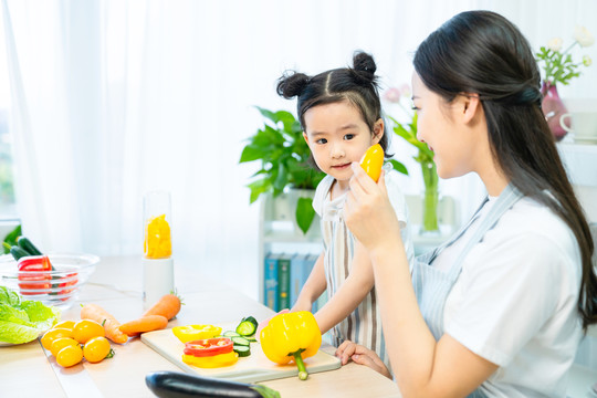 妈妈和女儿一起做饭