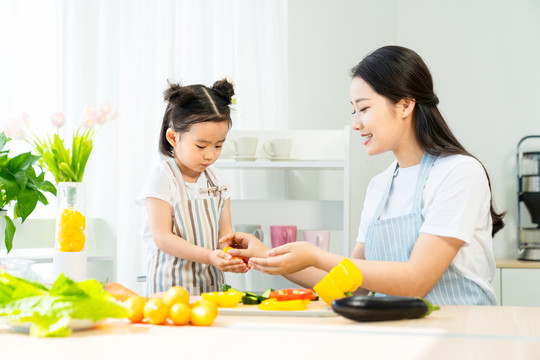 妈妈和女儿一起做饭