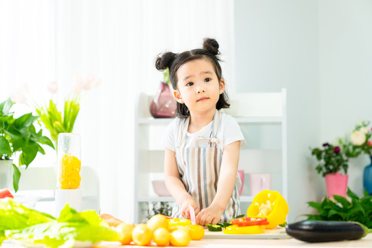 快乐的小女孩在家做饭