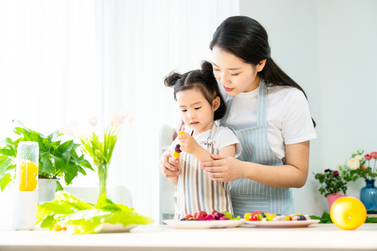 妈妈和女儿一起做水果色拉