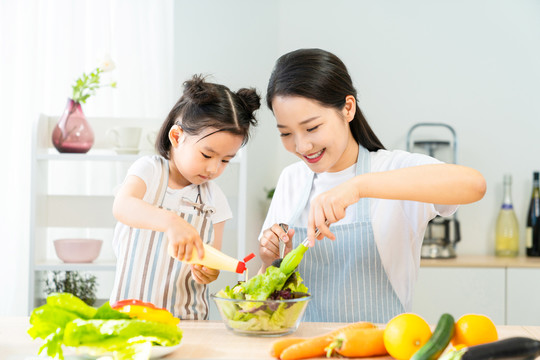 妈妈和女儿一起做蔬菜色拉