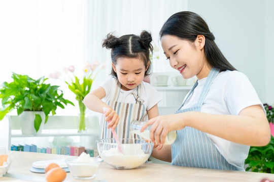 妈妈和女儿一起做烘焙