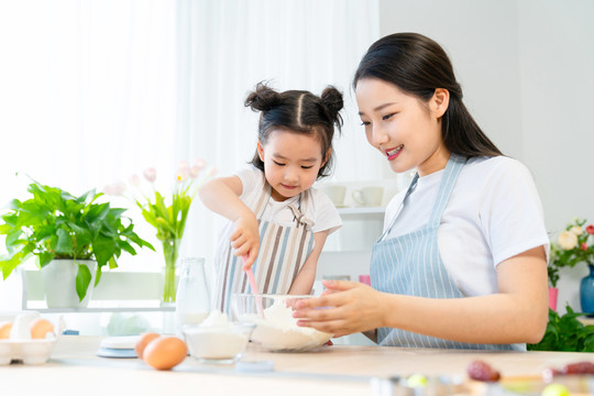 妈妈和女儿一起做烘焙