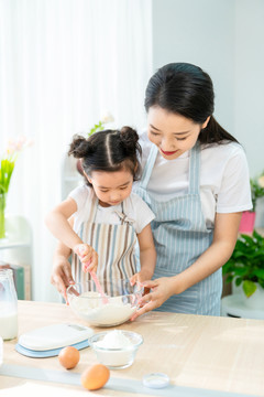 妈妈和女儿一起做烘焙