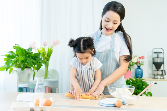 妈妈和女儿一起做烘焙