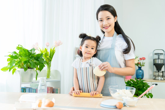 妈妈和女儿一起做烘焙