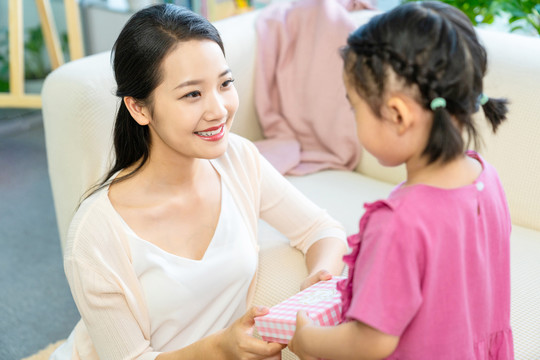 女儿送妈妈礼物