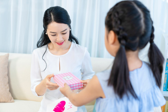 女儿送妈妈礼物