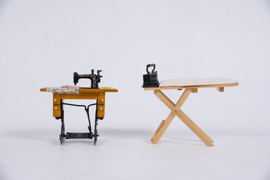缝纫机和熨烫架