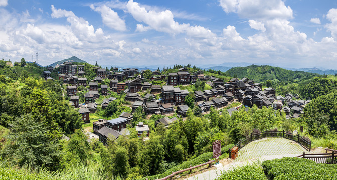 高清宽幅三江布央茶园村寨全景