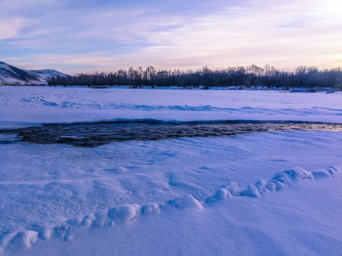 清晨积雪河流