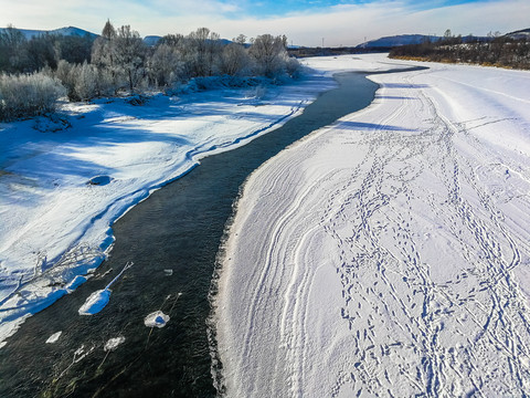 冰雪弯曲的河流