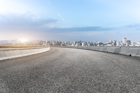 公路弯道和建筑景观