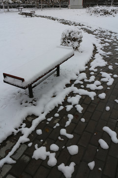 大雪路边木椅