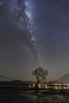 瓦纳卡湖的银河之夜