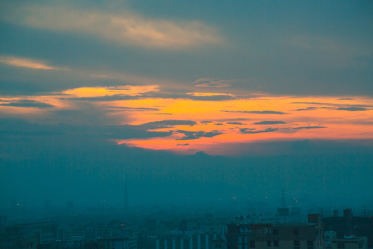 雾霾城市上空的那一抹夕阳