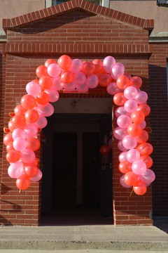 挂满红色气球的新婚楼房