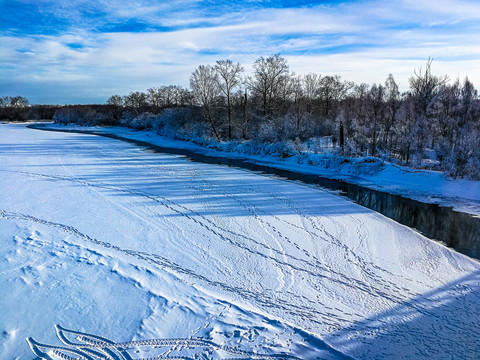 冬季冰雪不冻河