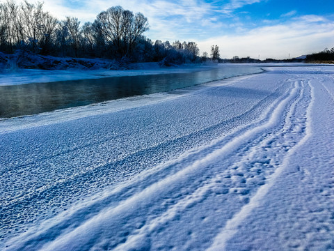 冰天雪地不冻河