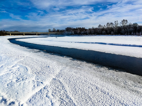 冰雪河流桥梁