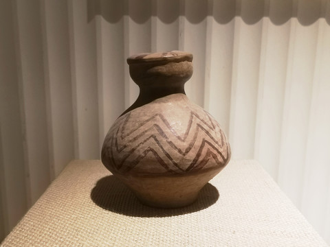 半坡文物新石器时代波浪纹陶瓶