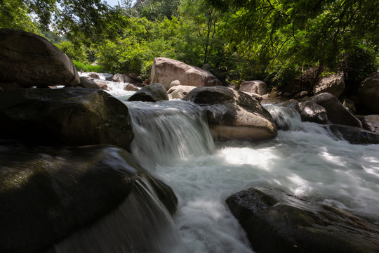 阳光山谷流水