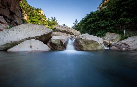 山谷里流水