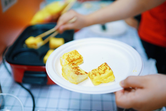 厨房里出锅的炸面包美食