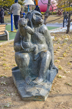 母子狒狒雕塑