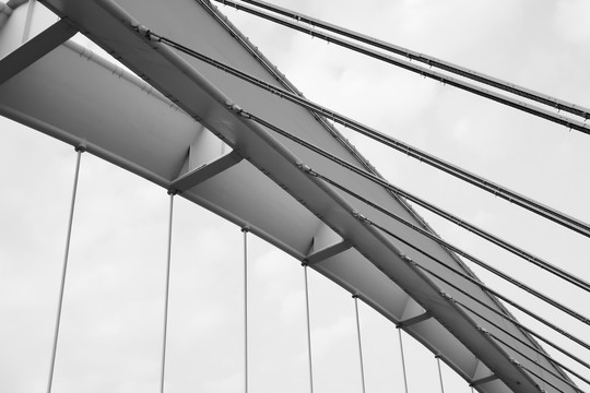 黑白钢结构桥梁