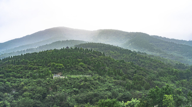 雾中高山