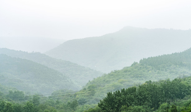 雾中高山