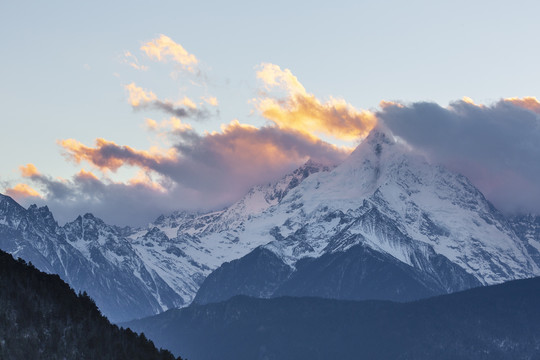 云南德钦梅里雪山彩云与山峰