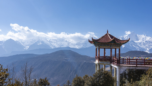 云南德钦梅里雪山与蓝天凉亭